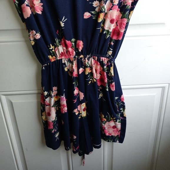 ✨Super cute Romper✨ - Picture 4 of 7